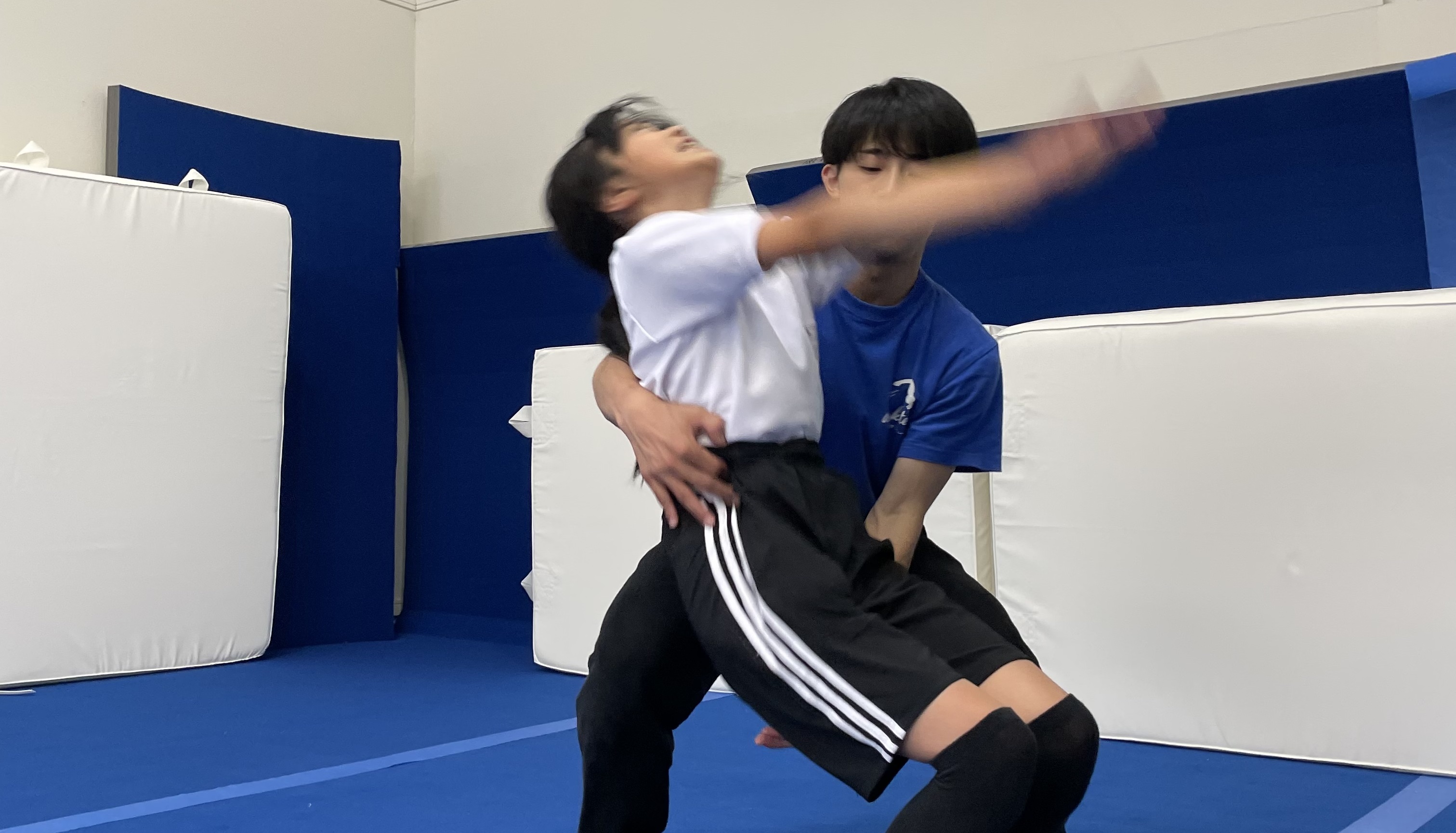 大阪市と堺市でアクロバット教室を運営。